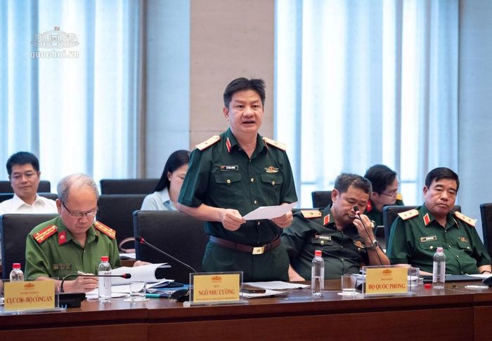  Thiếu tướng Hồ Văn Hương, Phó trưởng Ban Cơ yếu Chính phủ phát biểu tại phiên họp. Ảnh: quochoi.vn