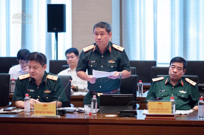  Thiếu tướng Nguyễn Tùng Hưng, Phó tư lệnh Bộ Tư lệnh 86 phát biểu tại phiên họp. Ảnh: quochoi.vn