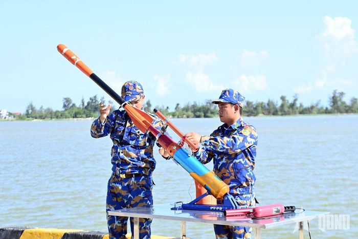 Thực hành sử dụng súng bắn dây mồi trong cứu nạn.