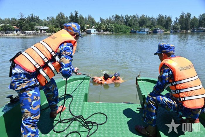 Thực hành xử trí tình huống giả định cứu người gặp nạn trên biển.