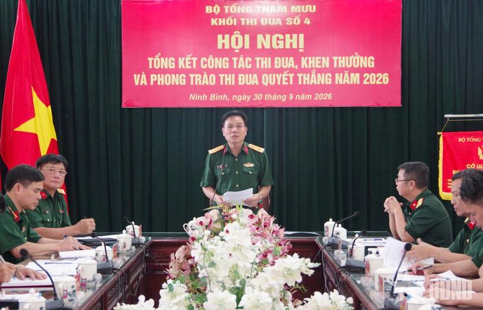 Đại tá Phạm Ngọc Bút, Phụ trách Chính ủy Trường Cao đẳng Kỹ thuật Mật mã phát biểu tại hội nghị.