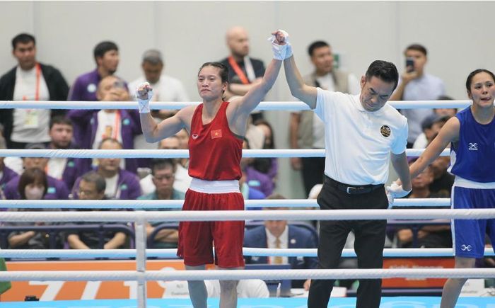 VĐV Nguyễn Thị Tâm (trang phục đỏ) vào chung kết boxing khi đánh bại nhà vô địch thế giới Alua Balkibekova (Kazakhstan). Ảnh: BÙI LƯỢNG