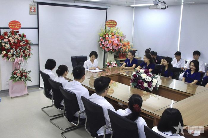 Thượng tá, TS, BS Nguyễn Thị Phương Chi trực tiếp chủ trì và điều hành một buổi giao ban chuyên môn tại Khoa Phục hồi chức năng. 