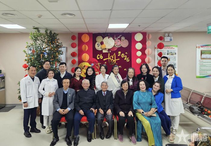Tập thể y, bác sĩ Khoa Phục hồi chức năng cùng các cán bộ, nhân viên cũ của khoa gặp mặt và chụp ảnh lưu niệm trong không khí ấm áp dịp Tết Nguyên đán 2026. 