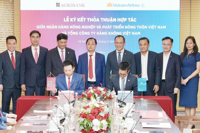   Đại diện Vietnam Airlines và Agribank cùng thực hiện nghi thức ký kết.