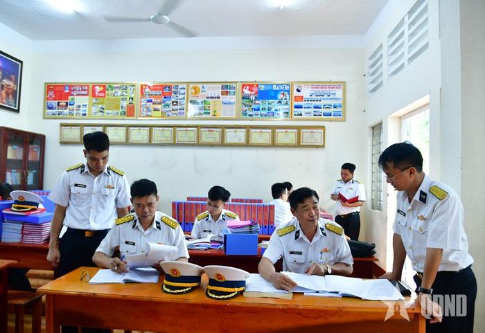 Kiểm tra sổ sách công tác Đảng, công tác chính trị.