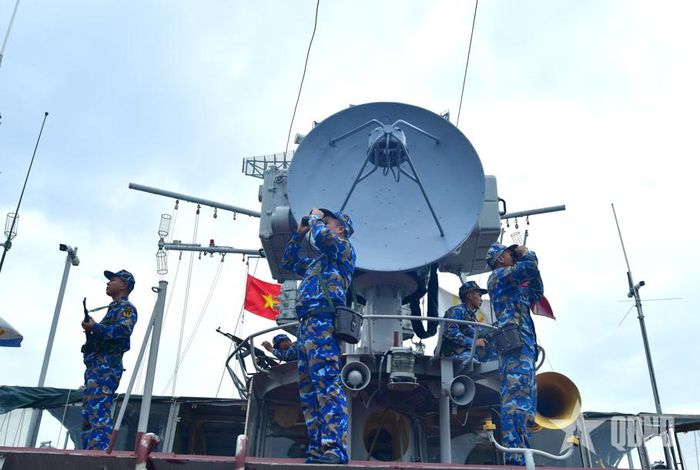 Kiểm tra thao diễn các bảng bố trí chiến đấu trên tàu. 