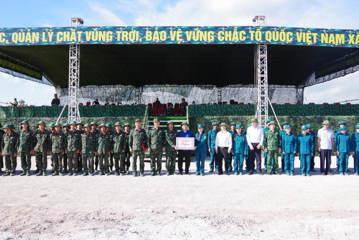 Đồng chí Quản Minh Cường, Ủy viên Trung ương Đảng, Bí thư Thành ủy, Trưởng đoàn đại biểu Quốc hội thành phố Quảng Ninh tặng quà, động viên cán bộ, chiến sĩ lực lượng vũ trang thành phố tham gia huấn luyện thực binh nội dung Vòm phòng không bền vững.