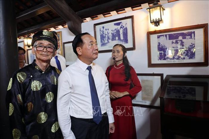 Đồng chí Trịnh Văn Quyết, Ủy viên Bộ chính trị, Bí thư Trung ương Đảng, Trưởng ban Tuyên giáo Trung ương cùng đoàn công tác tham quan nhà lưu niệm cụ Huỳnh Thúc Kháng. 