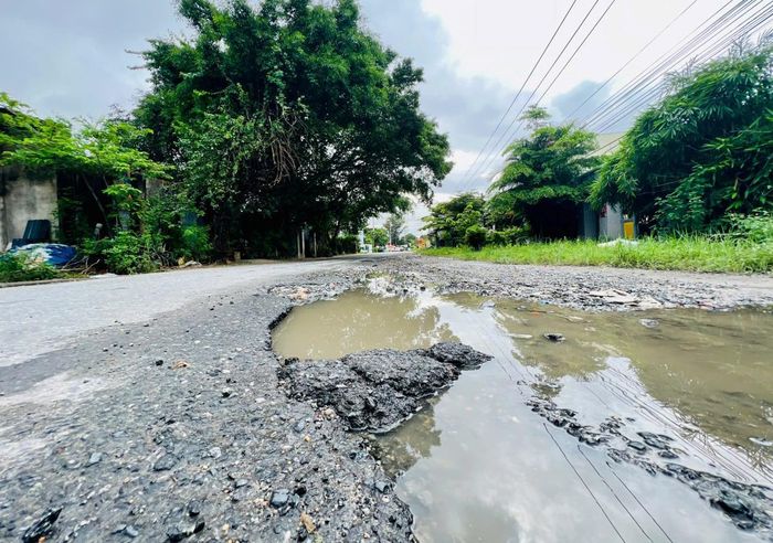 Mùa mưa đến, nhiều đoạn đường xuất hiện tình trạng xuống cấp, hư hỏng.