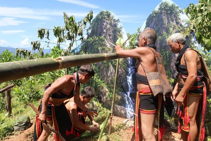 Các già làng tái hiện lại nghi thức cúng máng nước.
