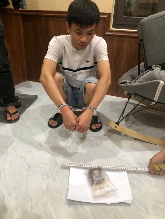 Hai đối tượng Giang và Toàn bị bắt giữ cùng số ma túy tang vật.