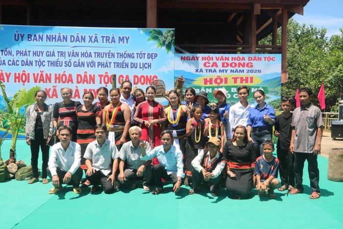 Lãnh đạo xã Trà My chụp hình lưu niệm với đại diện các thôn tham gia ngày hội.
