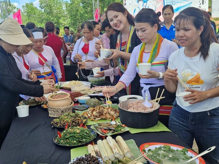Sau phần thi ẩm thực, thức ăn được trưng bày để lãnh đạo địa phương, người dân và du khách cùng thưởng thức.