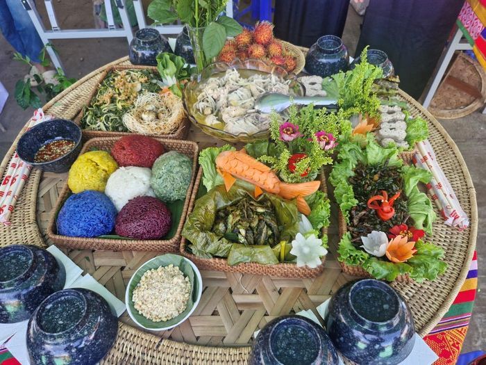Những món ăn truyền thống được các đội thi chăm chút, chế biến và trình bày đẹp mắt.
