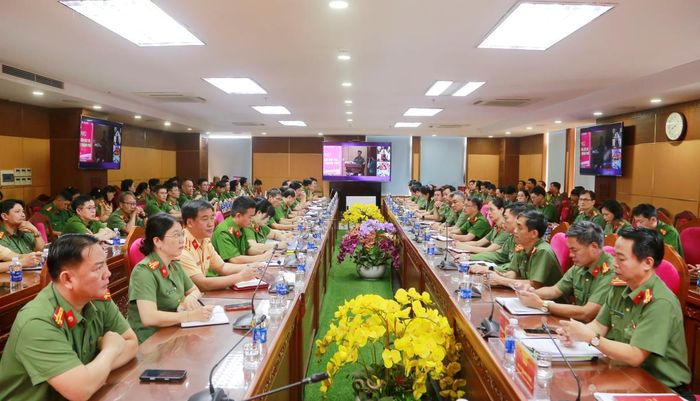 Chương trình tập huấn được tổ chức trực tiếp tại Công an thành phố, kết nối trực tuyến đến các điểm cầu công an cấp xã.