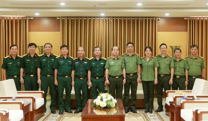 Lãnh đạo Công an TP Đà Nẵng và Bộ CHQS TP Đà Nẵng cùng đại diện các phòng ban của hai đơn vị chụp ảnh lưu niệm