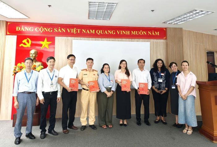 Tổ chức Sáng kiến thiết kế thành phố toàn cầu trao Cẩm nang “Thiết kế vì tốc độ An toàn” phiên bản tiếng Việt cho các đại biểu tham gia tập huấn.