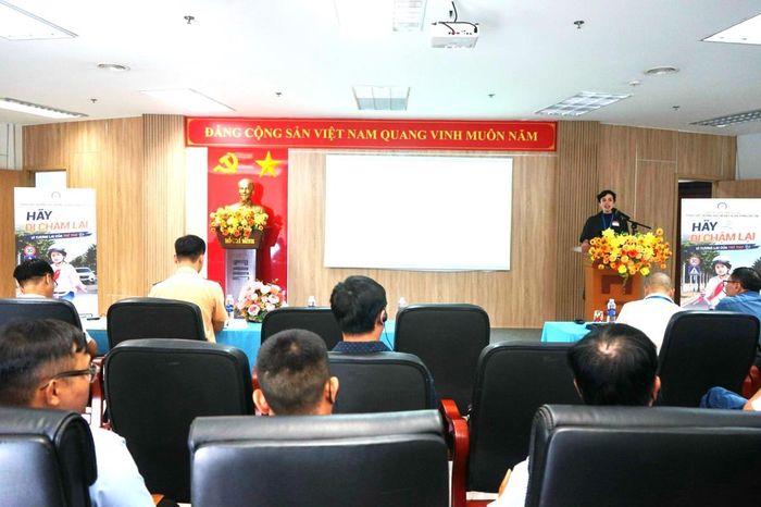 Chuyên gia của Tổ chức Sáng kiến thiết kế thành phố toàn cầu truyền đạt nội dung tập huấn.