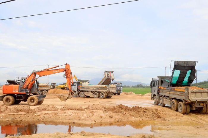 Tranh thủ thời tiết nắng ráo, các nhà thầu huy động nhân lực, thiết bị đẩy nhanh tiến độ thi công