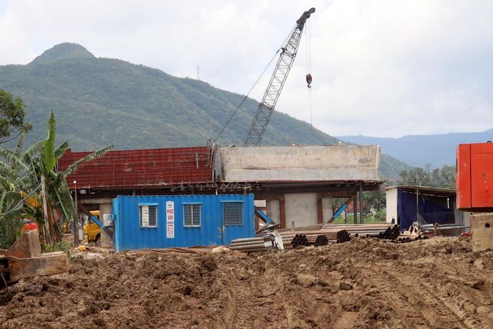 Cầu gồm 28 nhịp, 27 trụ và 2 mố