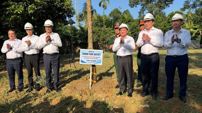 Trưởng Ban Tuyên giáo Trung ương Trịnh Văn Quyết cùng đoàn công tác trồng cây trong khuôn viên Nhà lưu niệm cụ Huỳnh Thúc Kháng.