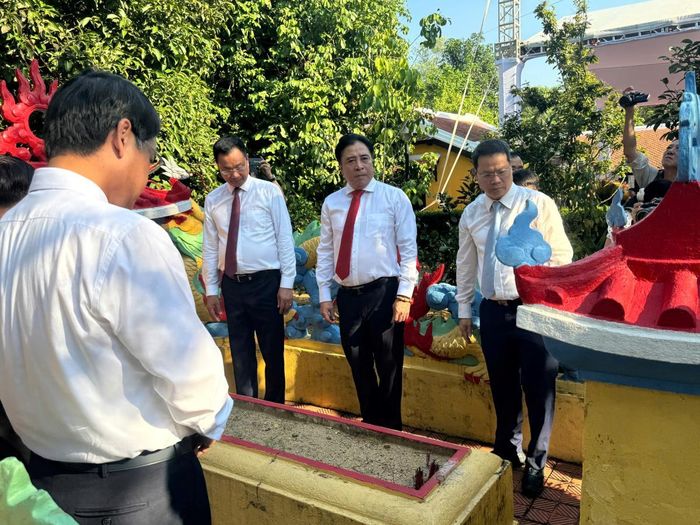 Lãnh đạo TP Đà Nẵng viếng hương, thăm mộ thân sinh cụ Huỳnh Thúc Kháng.