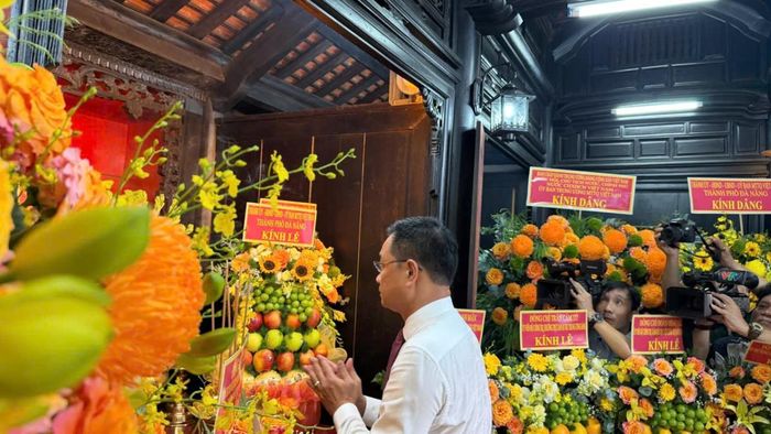 Bí thư Thành ủy Đà Nẵng Lê Ngọc Quang dâng hương cụ Huỳnh Thúc Kháng.