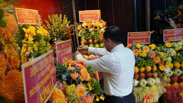 Trưởng Ban Tuyên giáo Trung ương Trịnh Văn Quyết dâng hương tưởng niệm cụ Huỳnh Thúc Kháng.