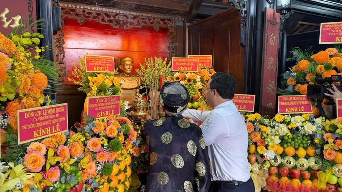 Chính quyền xã Thạnh Bình cùng đại diện gia tộc cụ Huỳnh dâng hương tưởng niệm.