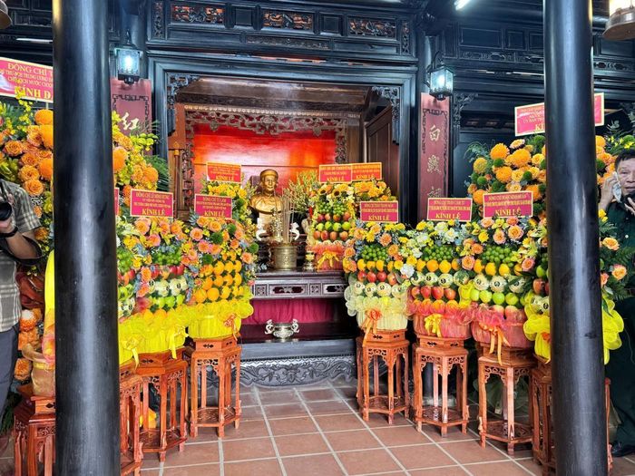 Các đồng chí lãnh đạo Đảng, Nhà nước, Chính phủ gửi lẵng hoa, quả kính dân cụ Huỳnh Thúc Kháng..
