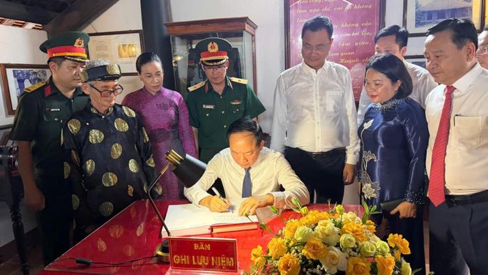 Trưởng Ban Tuyên giáo Trung ương Trịnh Văn Quyết ghi sổ lưu niệm.