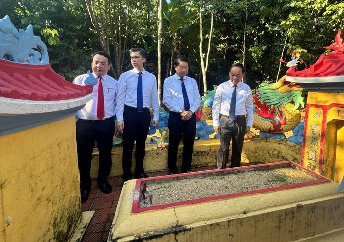 Trưởng Ban Tuyên giáo Trung ương Trịnh Văn Quyết cùng các đại biểu viếng hương, thăm mộ thân sinh cụ Huỳnh Thúc Kháng trong khuôn viên nhà lưu niệm.