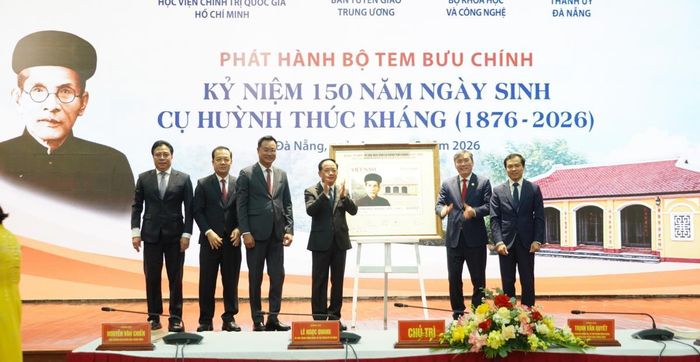 Các đại biểu chụp ảnh lưu niệm tại lễ phát hành đặc biệt bộ tem bưu chính: “Kỷ niệm 150 năm Ngày sinh Cụ Huỳnh Thúc Kháng (1876 - 2026)”.