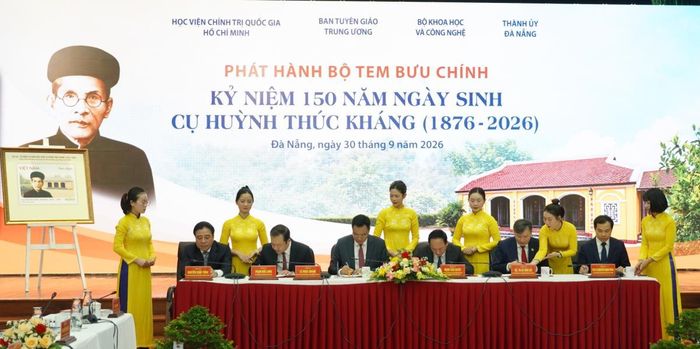 Các đồng chí lãnh đạo Trung ương và TP Đà Nẵng thực hiện nghi thức ký phát hành Bộ tem và đóng dấu lưu niệm.