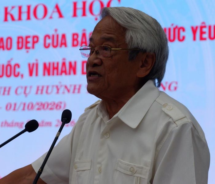 PGS.TS Bùi Đình Phong trìunh bày tham luận tại hội thảo.