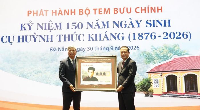 Thứ trưởng Bộ Khoa học & Công nghệ Phạm Đức Long trao tặng bức tranh tem cho UBNB TP Đà Nẵng. (Trong ảnh: Phó Chủ tịch UBND TP Đà Nẵng Hồ Quang Bửu nhận Bức tranh Tem).