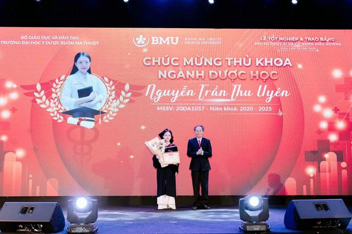 Thu Uyên trở thành Thủ khoa đầu ra ngành Dược, với GPA 3.7/4.0.