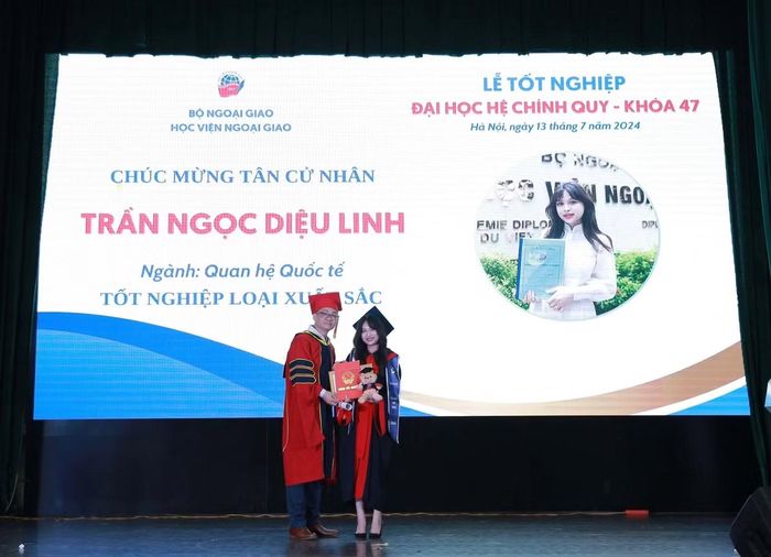 Diệu Linh tốt nghiệp loại Xuất sắc với GPA 3.61/4.0 ngành Quan hệ Quốc tế, Học viện Ngoại giao.