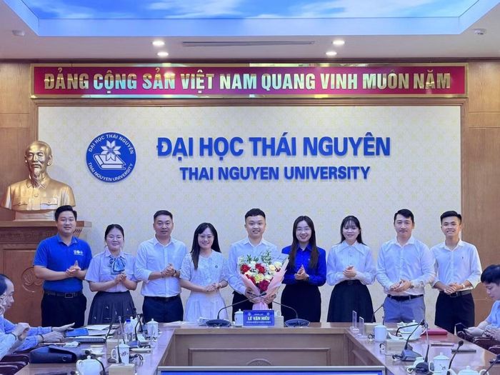 Đại diện Thường trực Đoàn Thanh niên - Hội Sinh viên các phân hiệu Đại học Thái Nguyên và Trường Đại học Tân Trào chúc mừng tân Chủ tịch Hội Sinh viên.