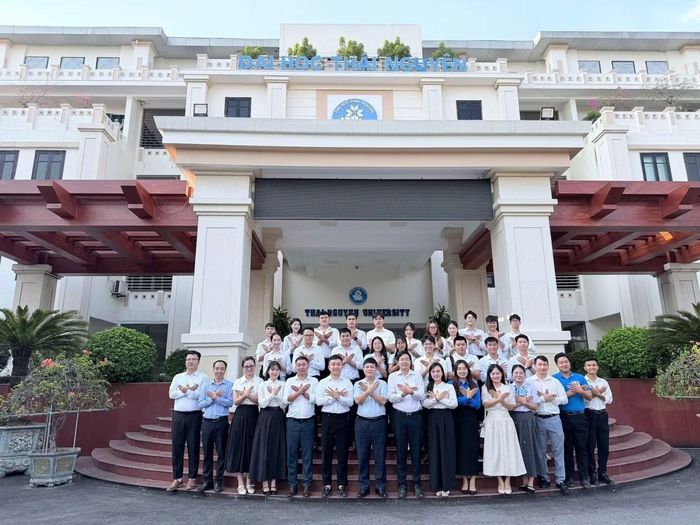 Các đại biểu chụp ảnh lưu niệm sau hội nghị.