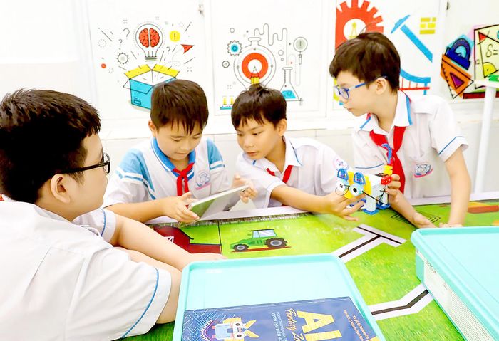 Học sinh Trường Tiểu học Nguyễn Huệ (phường Bến Thành, TPHCM) tham gia hoạt động giáo dục STEM. Ảnh: THU TÂM