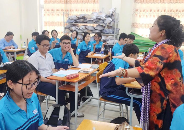 Học sinh Trường THPT Bùi Thị Xuân (phường Bến Thành, TPHCM) tham gia tiết học đờn ca tài tử. Ảnh: THU TÂM