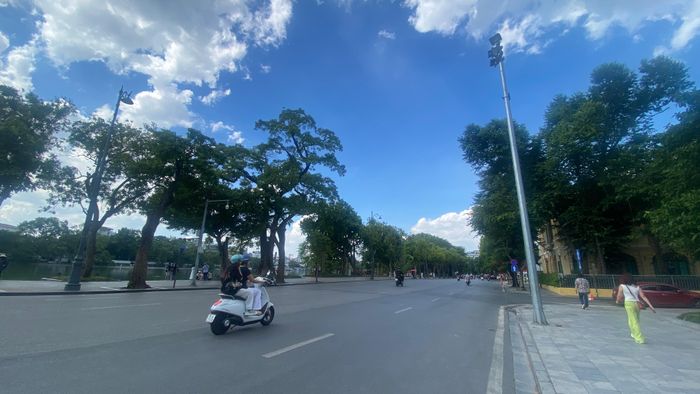  Theo dự báo, đêm 30-9, không khí lạnh yếu xuống Bắc bộ, từ ngày 1-10, Hà Nội hết nắng nóng. Ảnh: PHÚC HẬU 