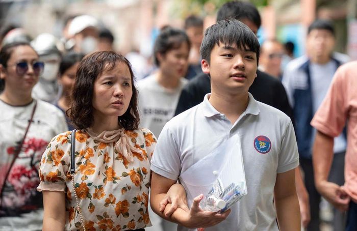  Cha mẹ luôn lo lắng cho con cái trên từng chặng đường. Ảnh: ĐỖ TRUNG 
