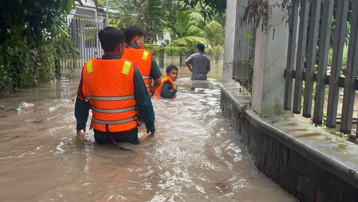  Lực lượng chức năng phường Long Thành đến các điểm ngập hỗ trợ người dân. Ảnh: QSĐN 