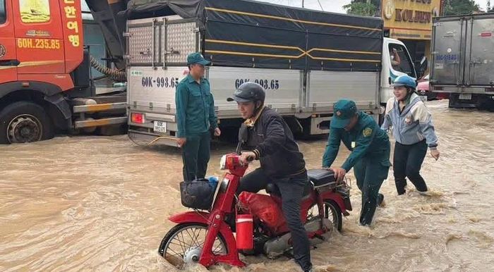 Lực lượng chức năng hỗ trợ người dân phường Long Thành, TP Đồng Nai sau cơn mưa lớn. Ảnh: CTV 