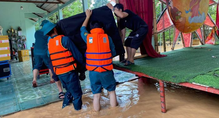  Lực lượng chức năng hỗ trợ người dân kê cao tài sản. Ảnh: QSLT 