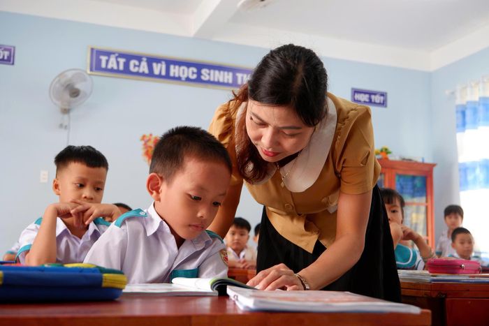 Em Nguyễn Văn Hậu được tiếp sức đến trường từ sự chung tay của nhà trường và các nhà hảo tâm. Ảnh: NGUYỄN CƯỜNG
