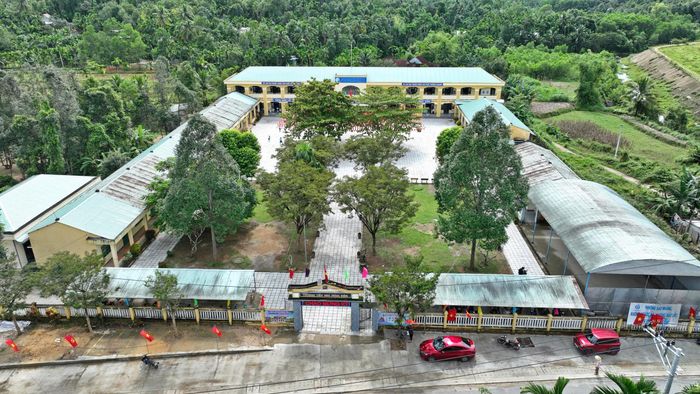 Trường học ở xã Thạnh Bình được đầu tư, nâng cấp khang trang. Ảnh: NGUYỄN CƯỜNG